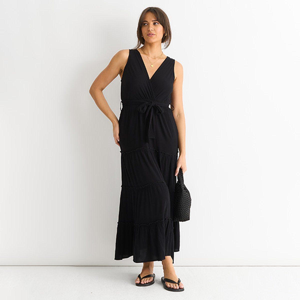 Schwarzes ärmelloses, gestuftes Maxikleid