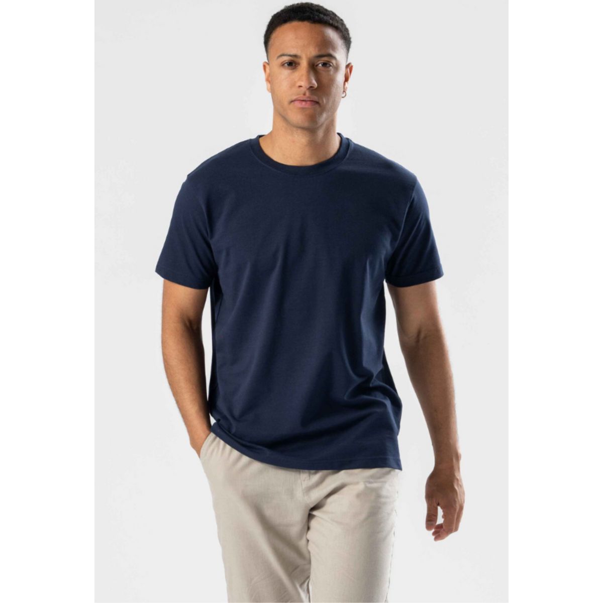 Klassisches Marineblaues T-Shirt mit regulärer Passform