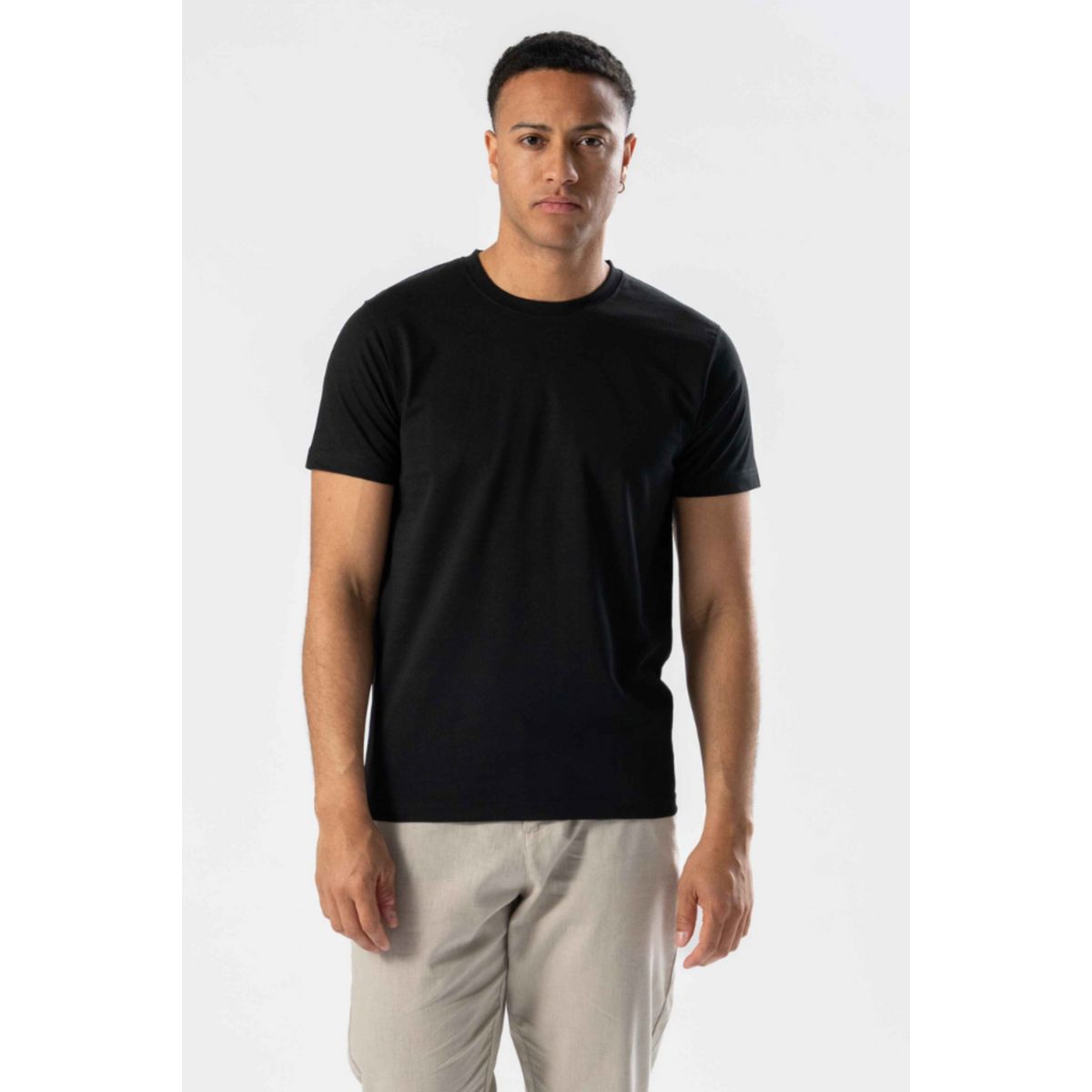 Klassisches schwarzes T-Shirt mit Rundhalsausschnitt