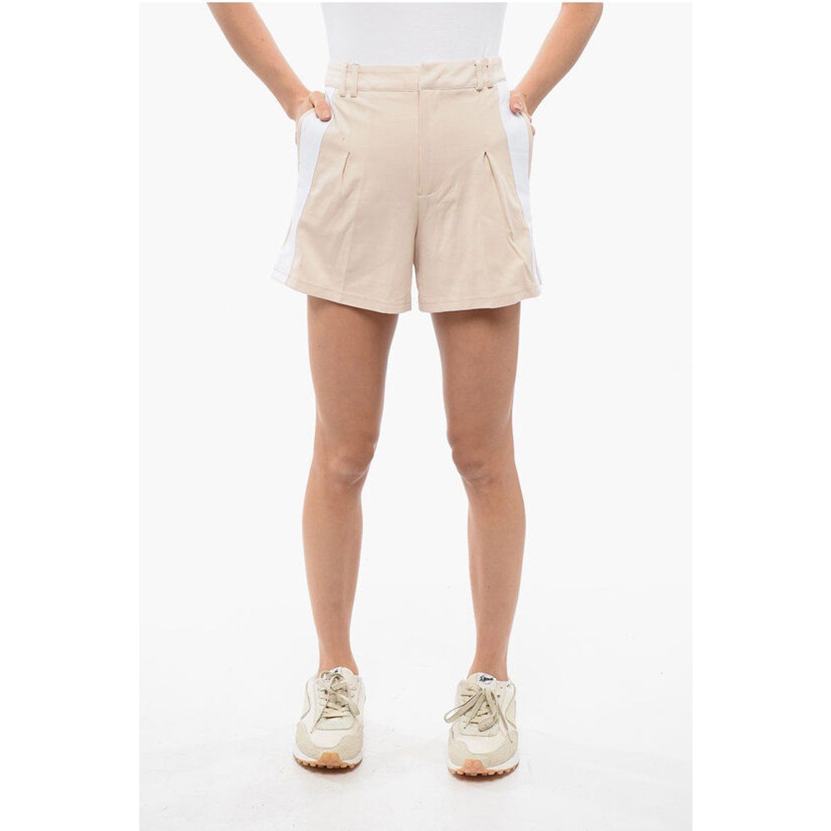Stretch-Shorts mit Falten und Seitenstreifen
