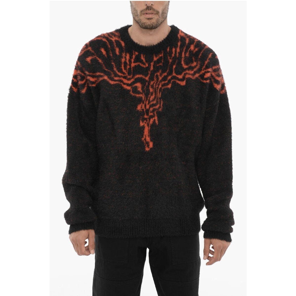 Schwarzer und roter Strickpullover mit Muster