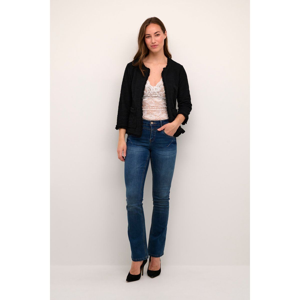 Kurzer, strukturierter, schwarzer Blazer