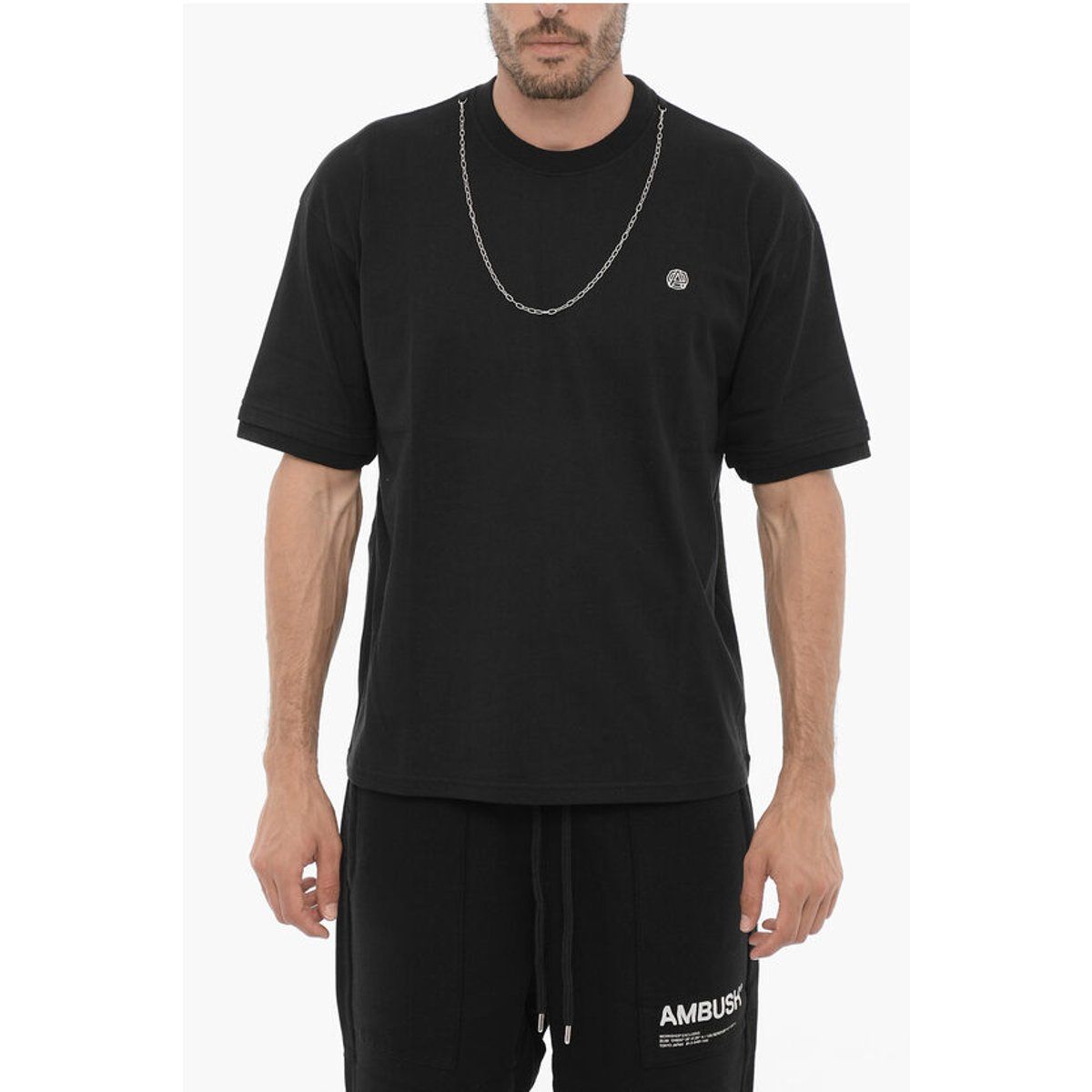 Schwarzes, einfarbiges T-Shirt mit Rundhalsausschnitt und Kette