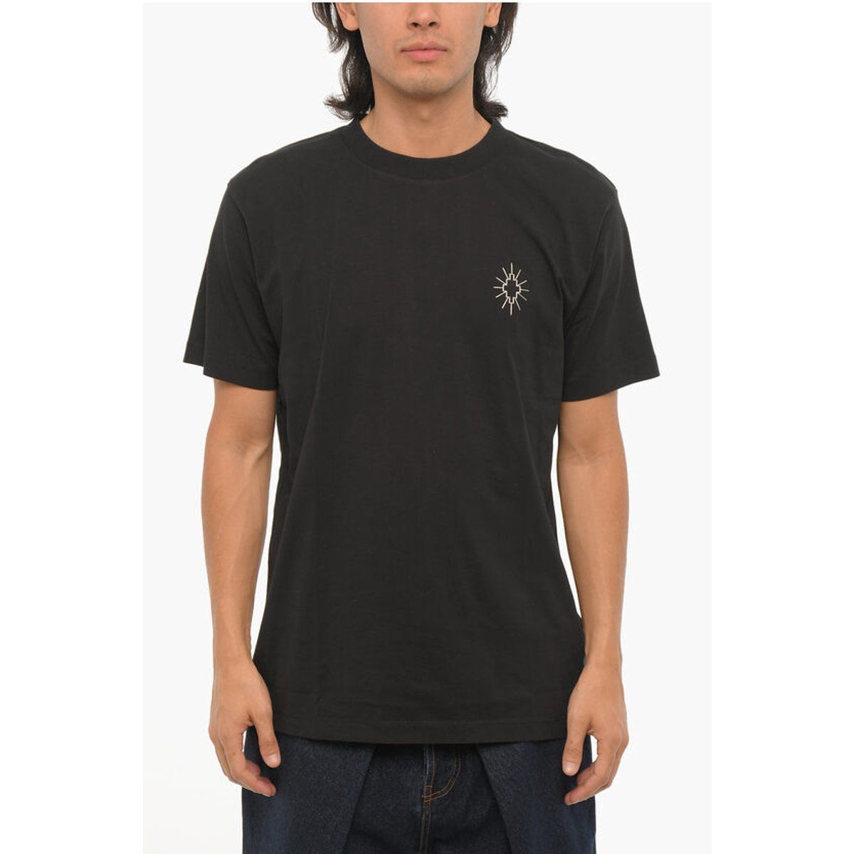 Einfarbiges schwarzes T-Shirt mit Rundhalsausschnitt