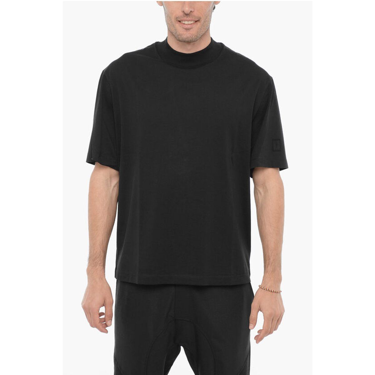 Schwarzes, eng anliegendes T-Shirt mit hohem Kragen