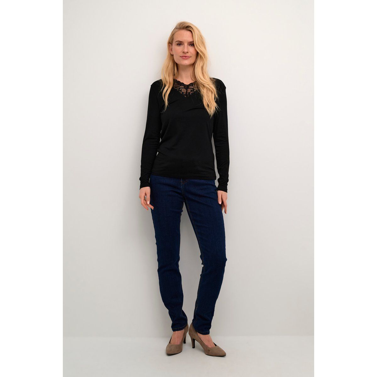 Schwarzes Langarmshirt mit Spitzenbesatz