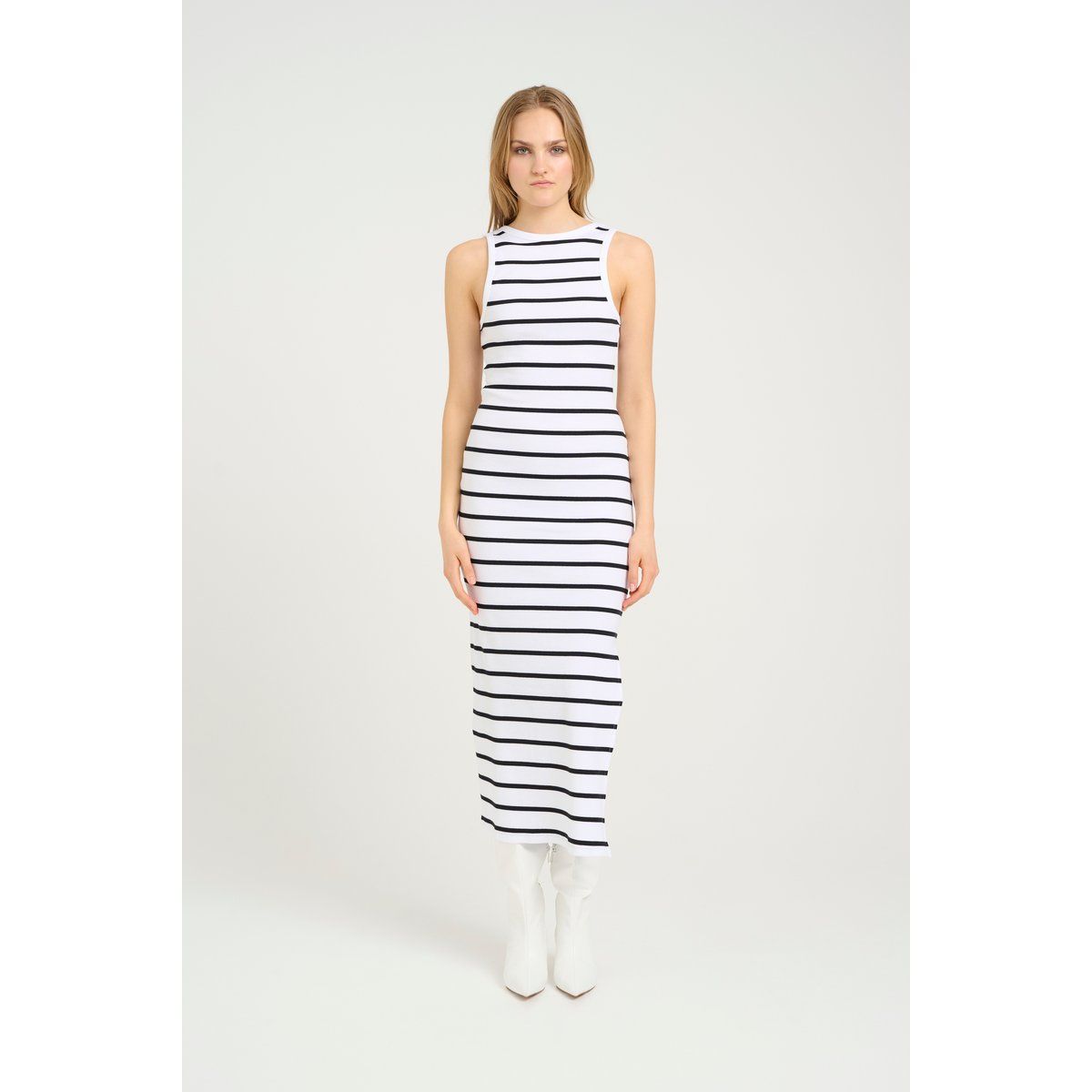 Gestreiftes ärmelloses, figurbetontes Midikleid