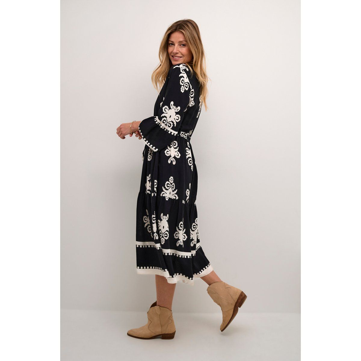 Schwarz-weißes, besticktes Midikleid