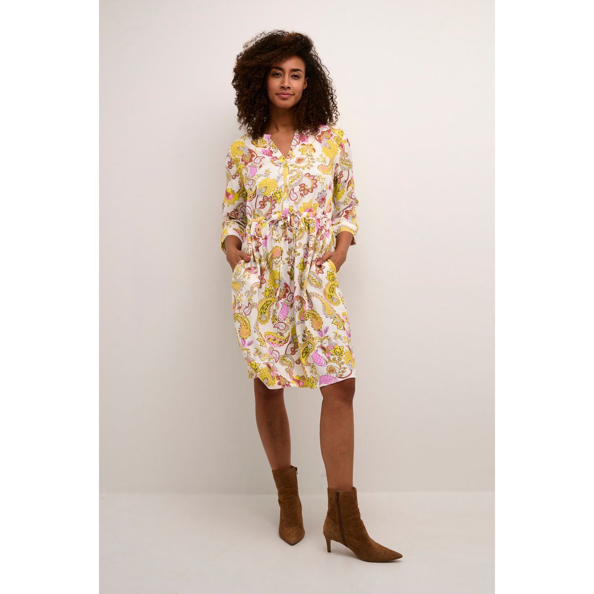 Kleid mit femininer Silhouette multicolour