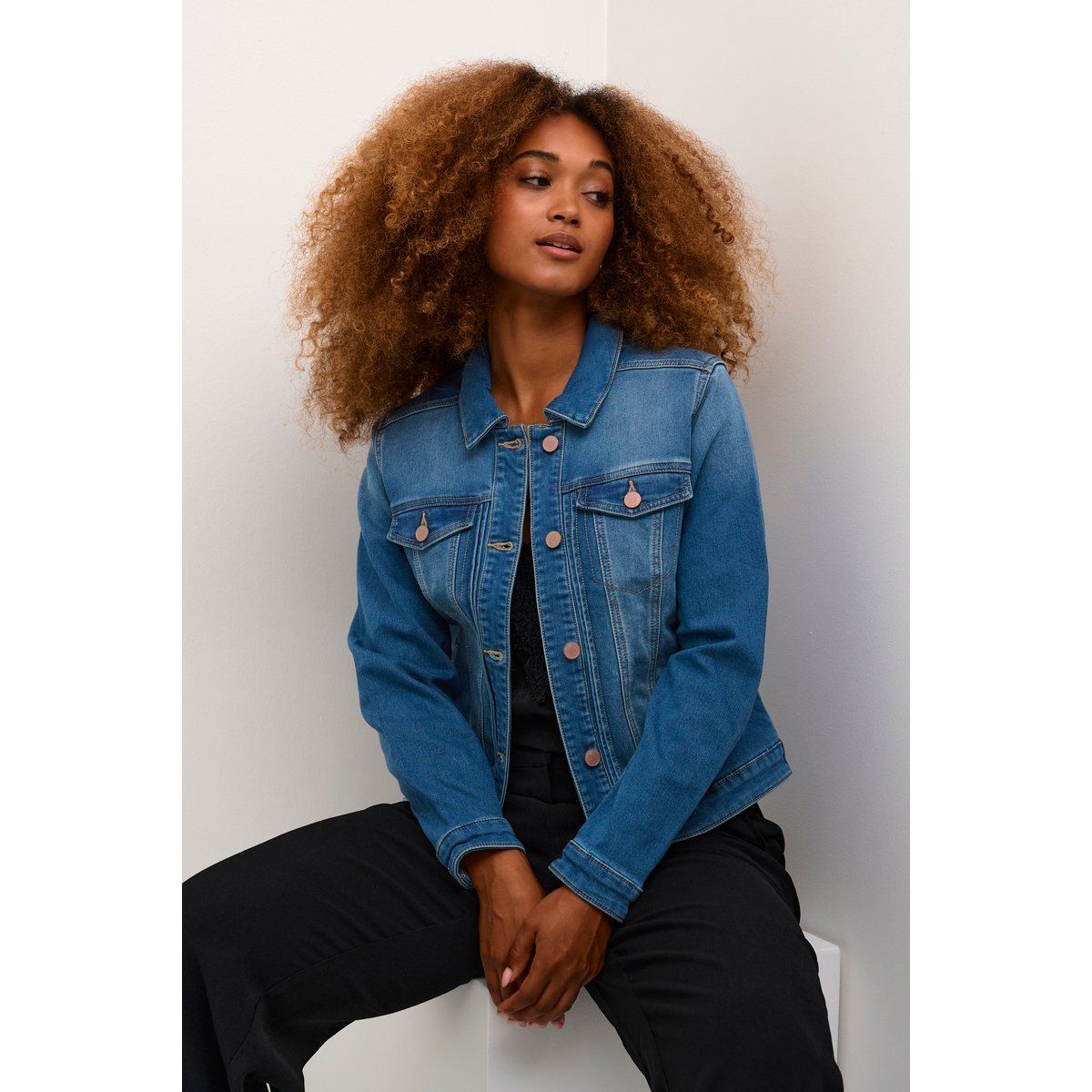 Feminine Jeansjacke in Medium Blau