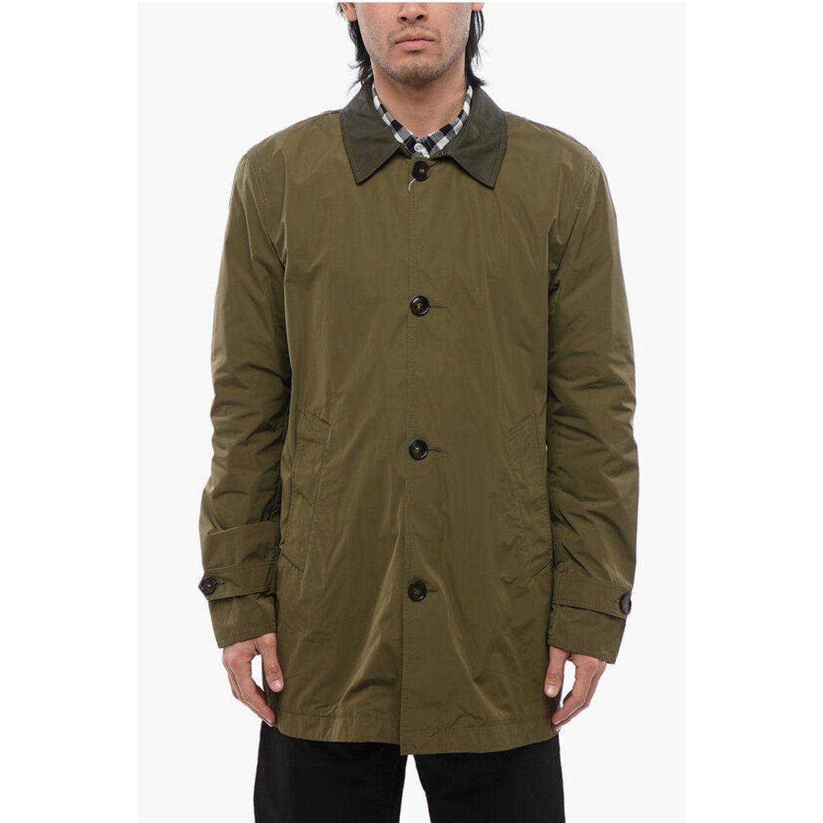 Grüne, leichte, geknöpfte Regenjacke