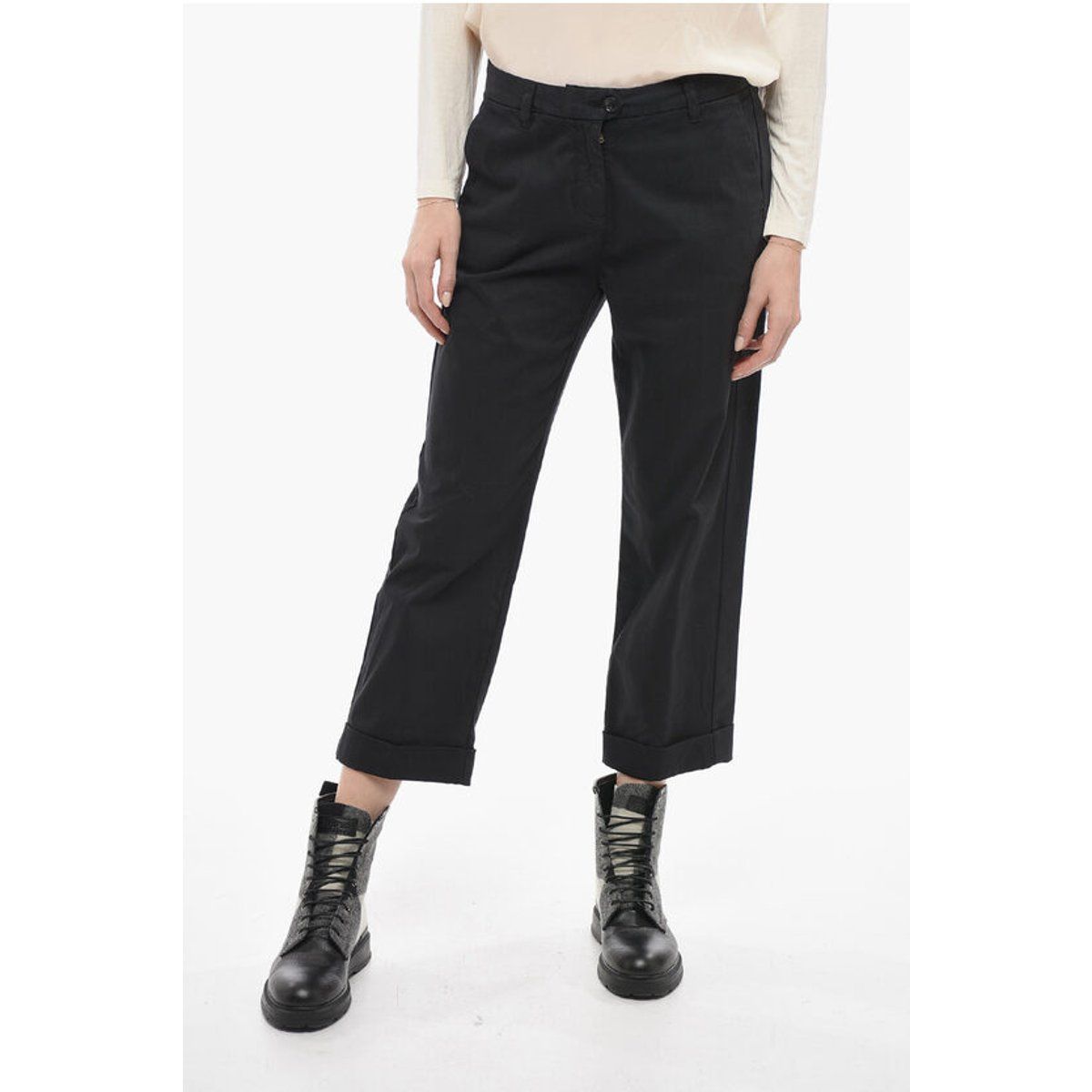Schwarze, verkürzte, lässige Chinohose