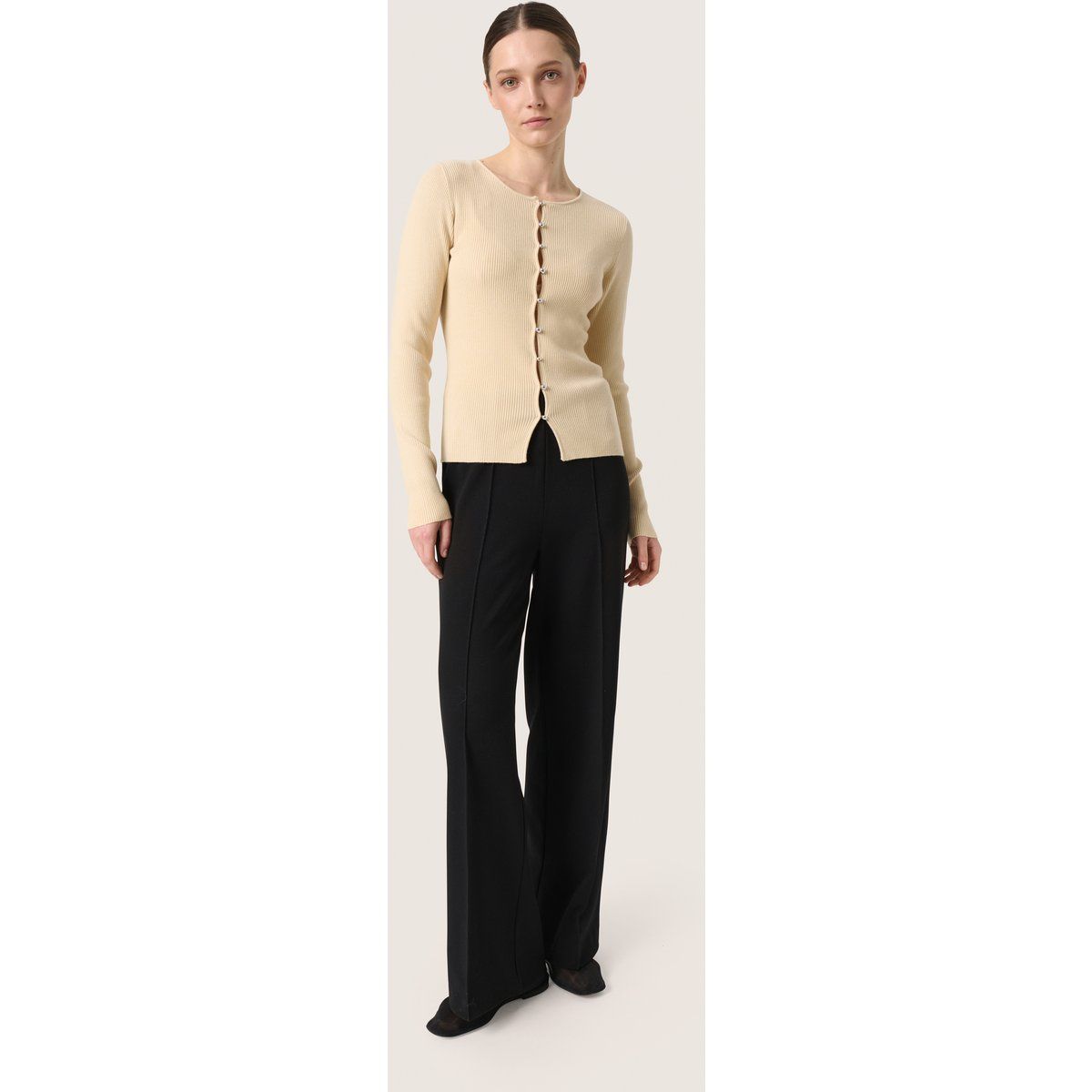 Schmal geschnittene Strickjacke mit Rippenmuster