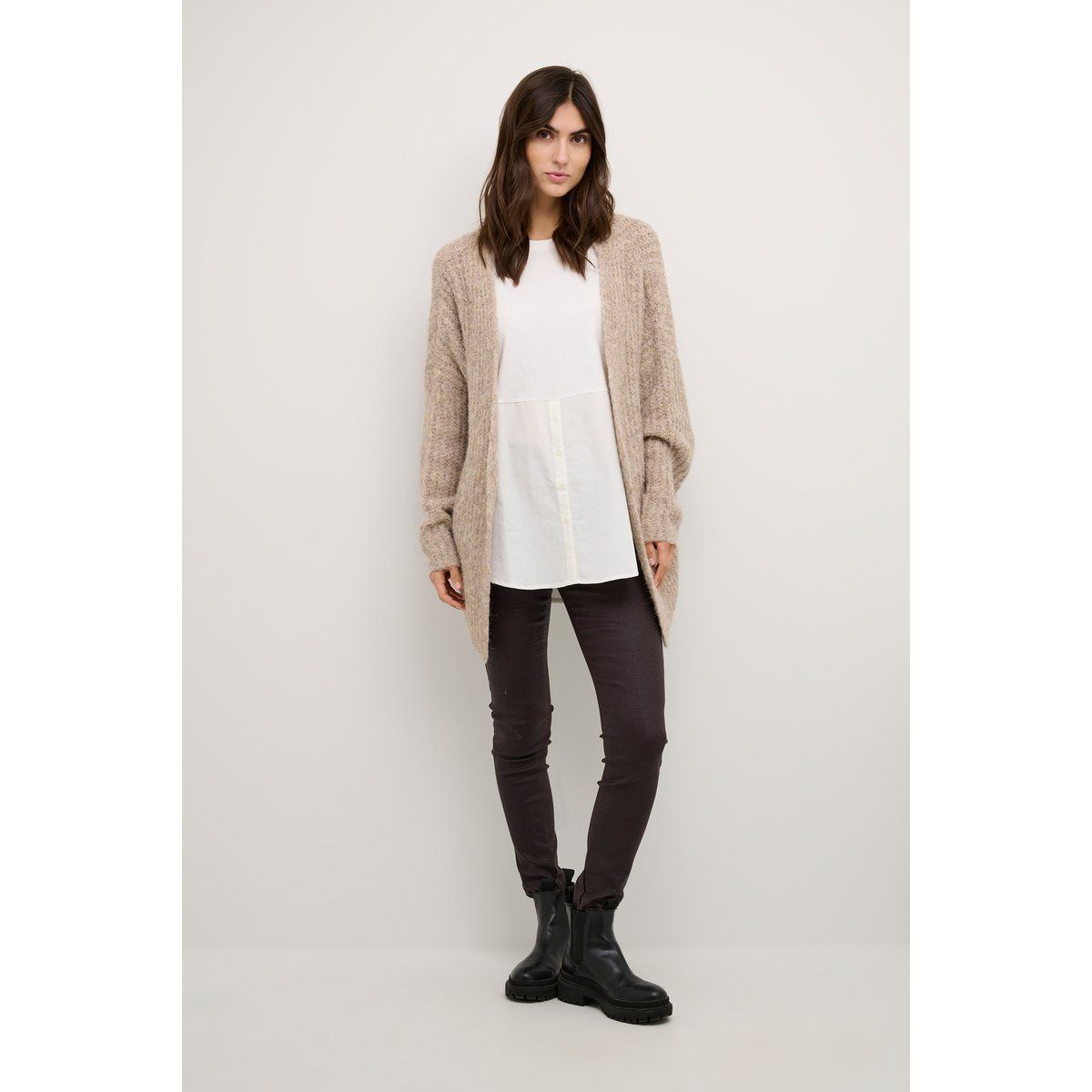 Beige Strickjacke im Oversize-Schnitt