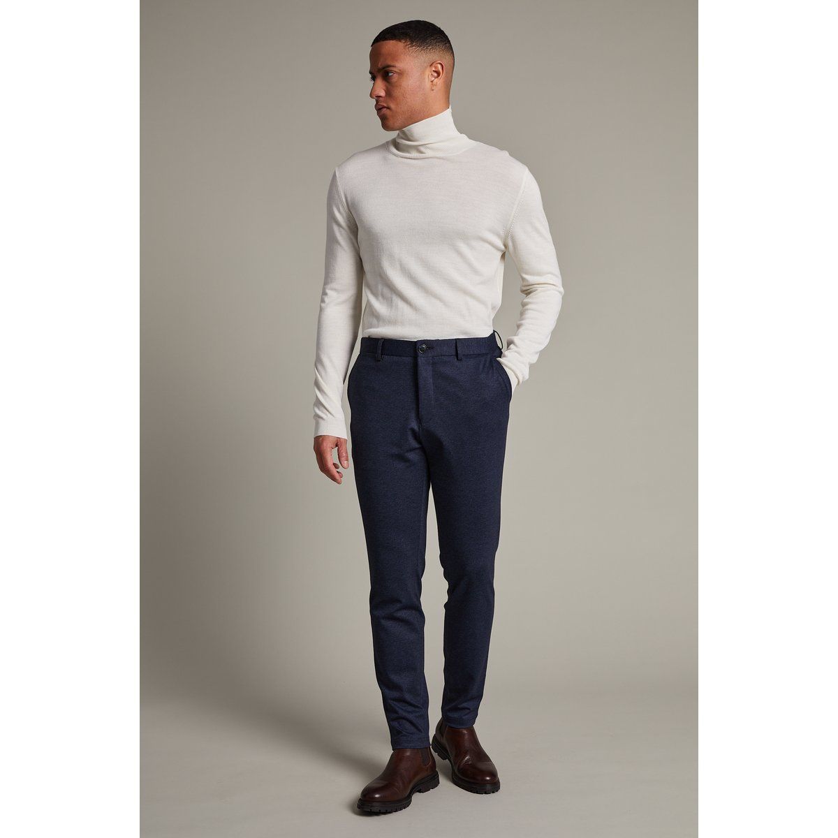 Marineblaue, gerade geschnittene Freizeithose
