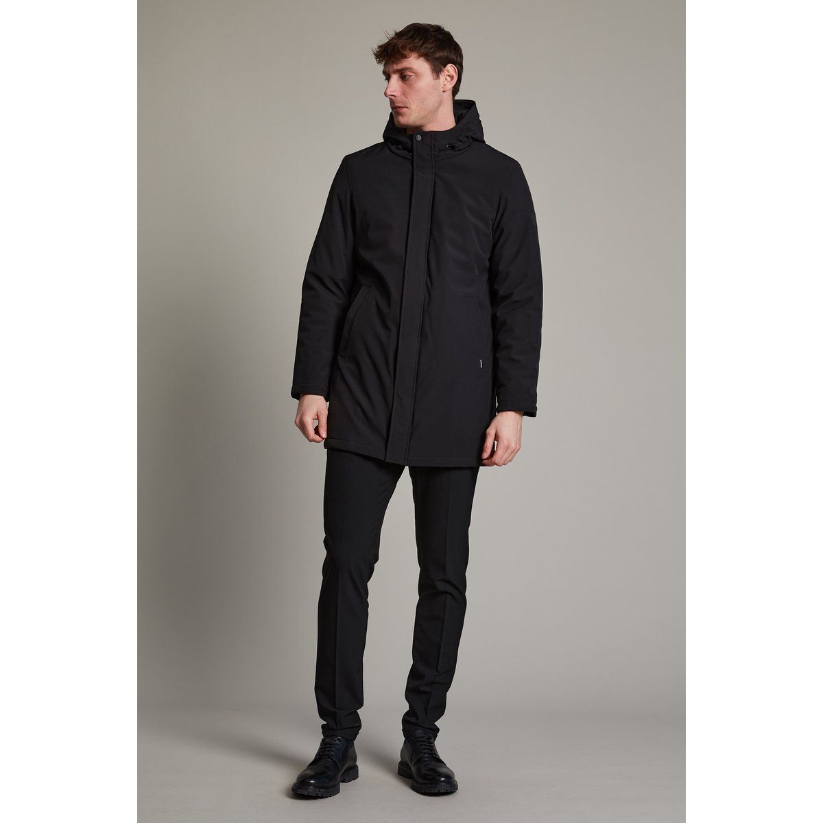Gerade geschnittene, moderne schwarze Jacke