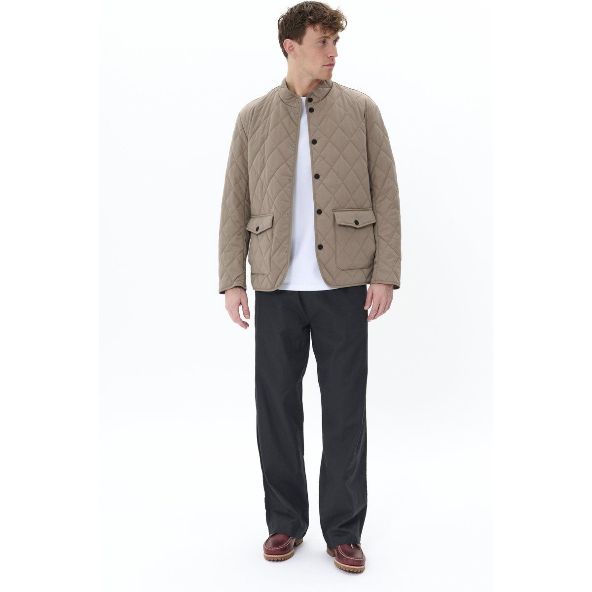 Beige Steppjacke mit aufgesetzten Taschen