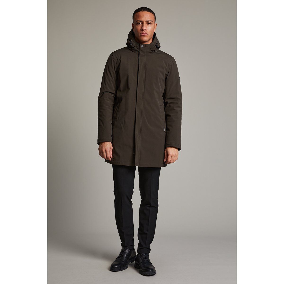 Olivgrüne Parkajacke mit gerader Passform