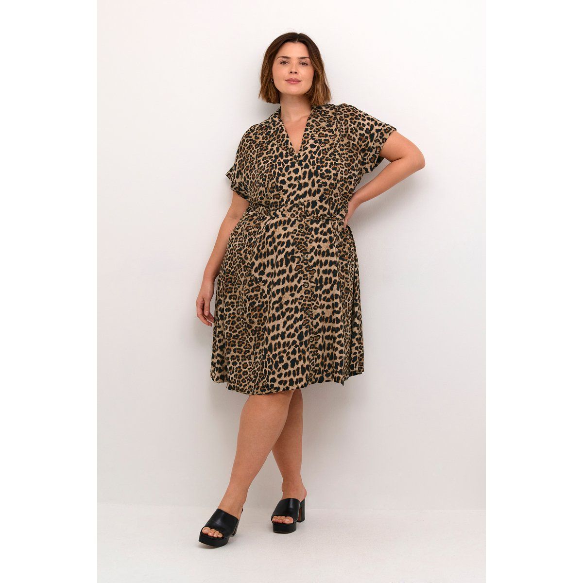 Kleid mit Animal-Print, V-Ausschnitt und Bindegürtel