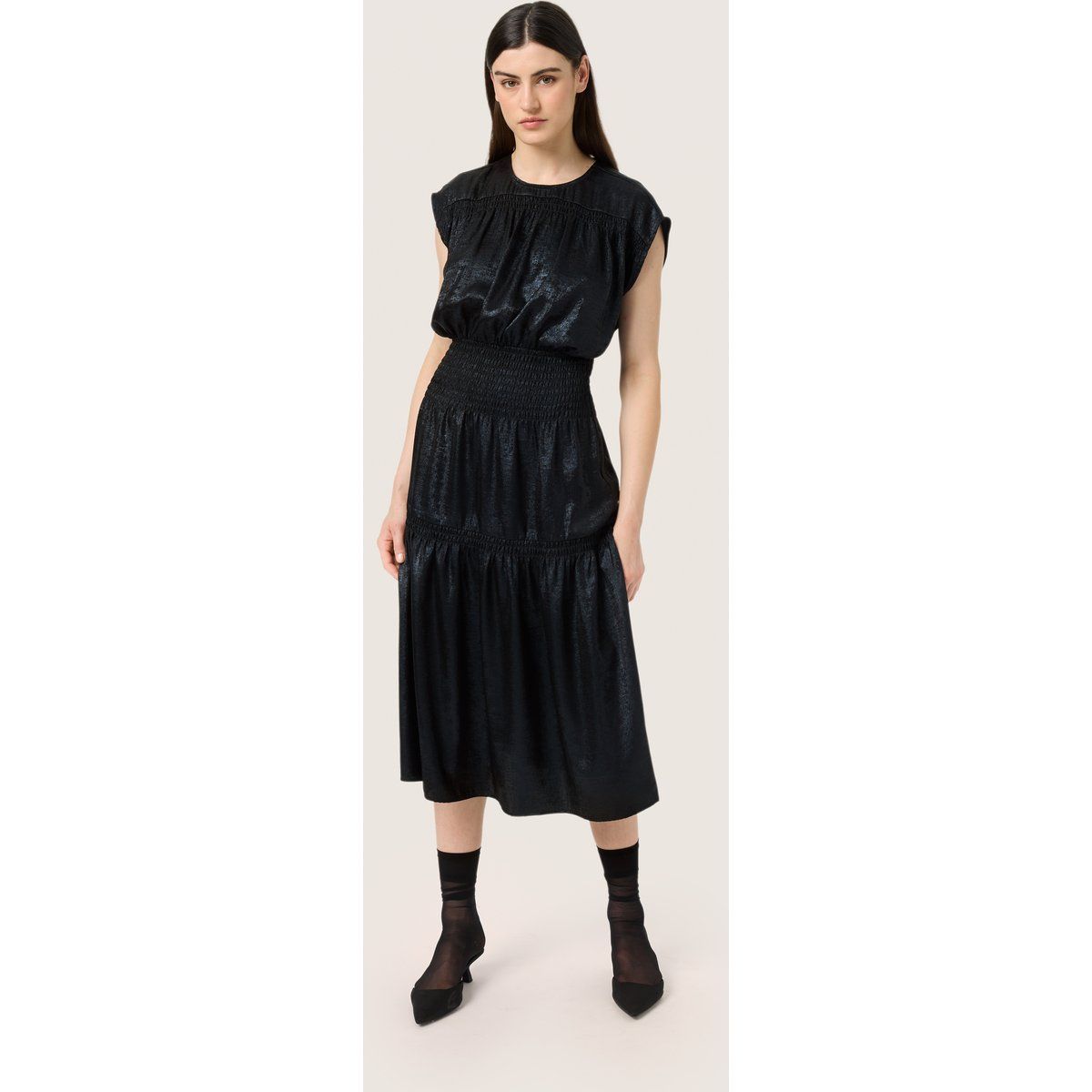 Elegantes Midikleid mit Smokbund