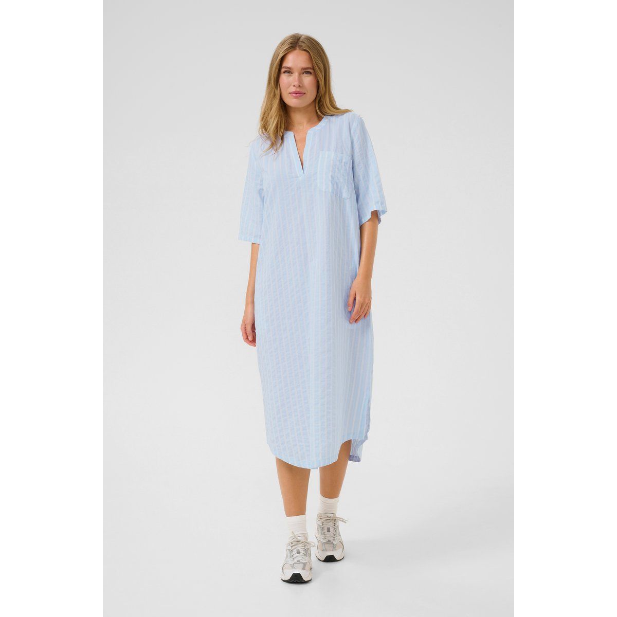 Gestreiftes, locker geschnittenes Midikleid