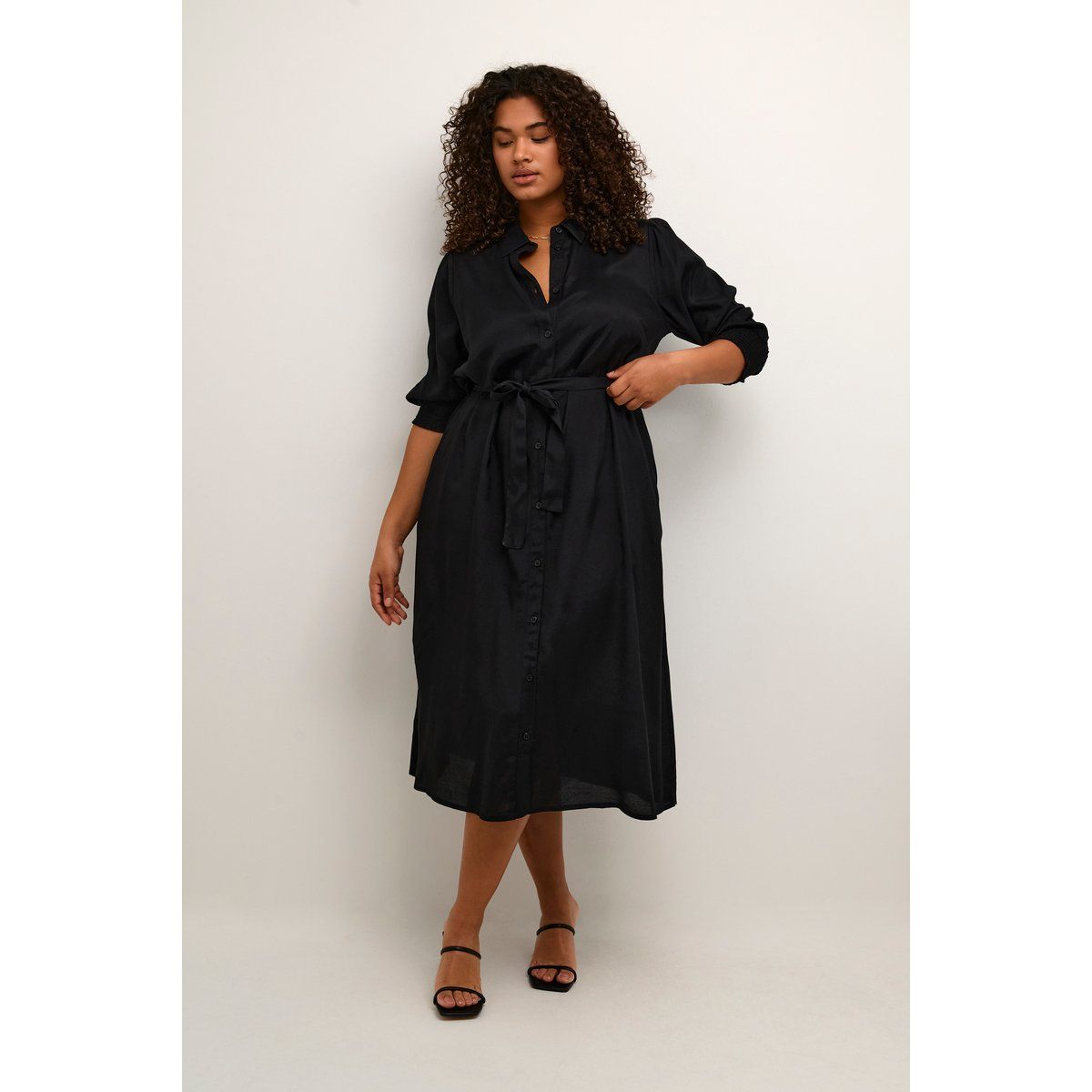 Klassisches schwarzes Midi-Hemdkleid