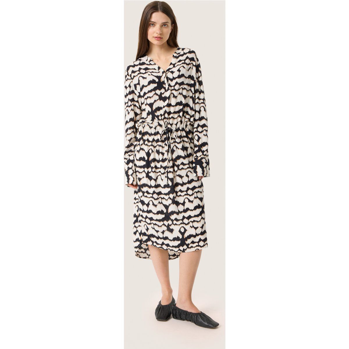 Entspanntes Midikleid mit Schwarz-Weiß-Muster