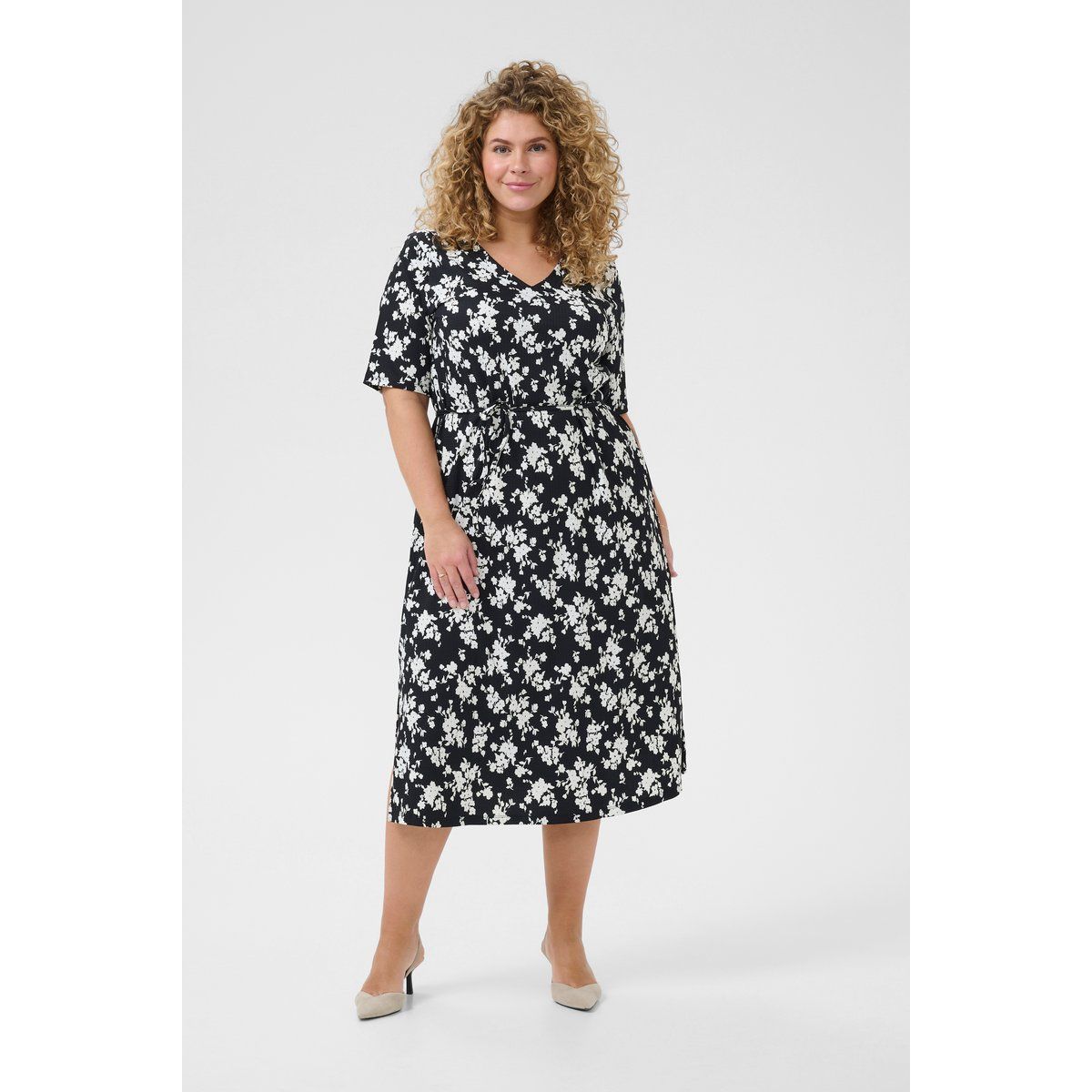 Schwarz-weißes Midikleid mit Blumenmuster