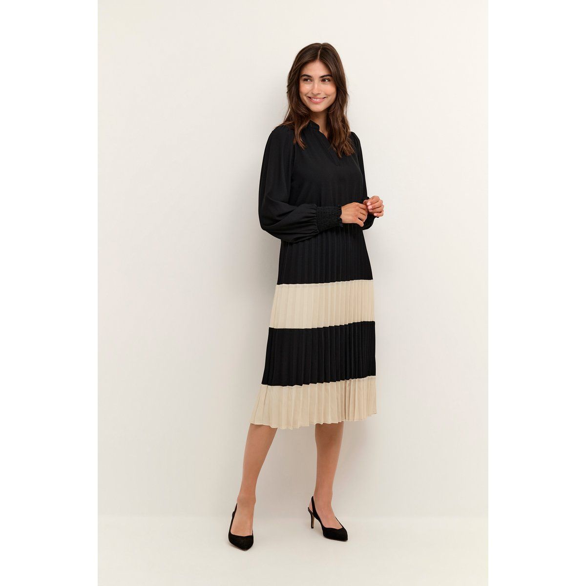 Elegantes gestreiftes Plissee-Midikleid