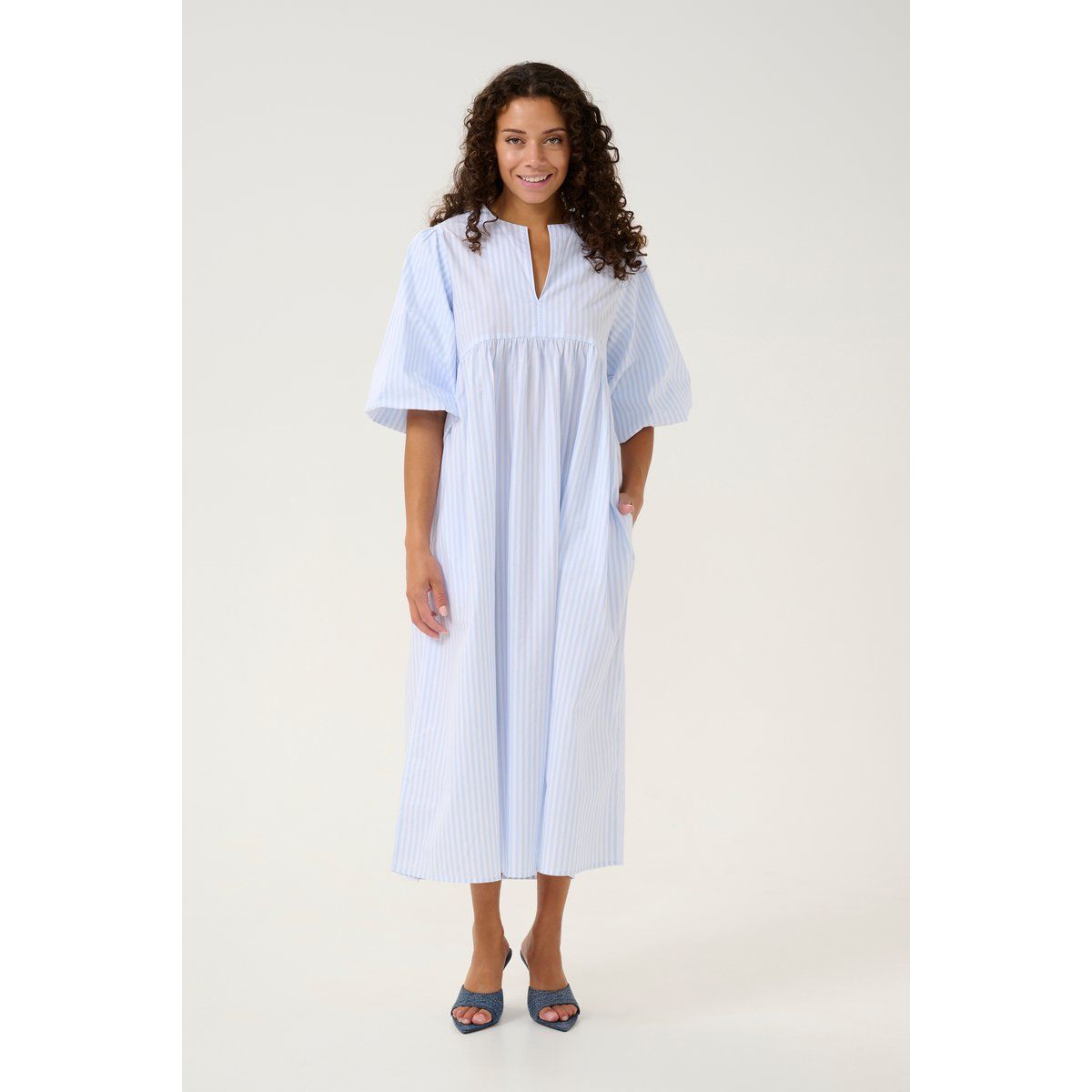 Gestreiftes, locker sitzendes Midikleid