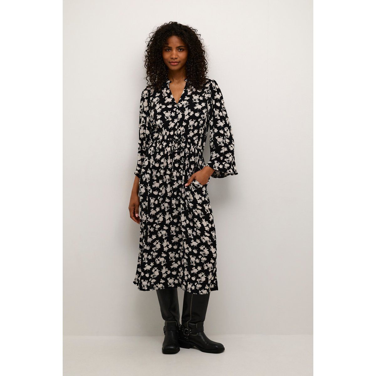 Geblümtes Midikleid mit Ärmeln