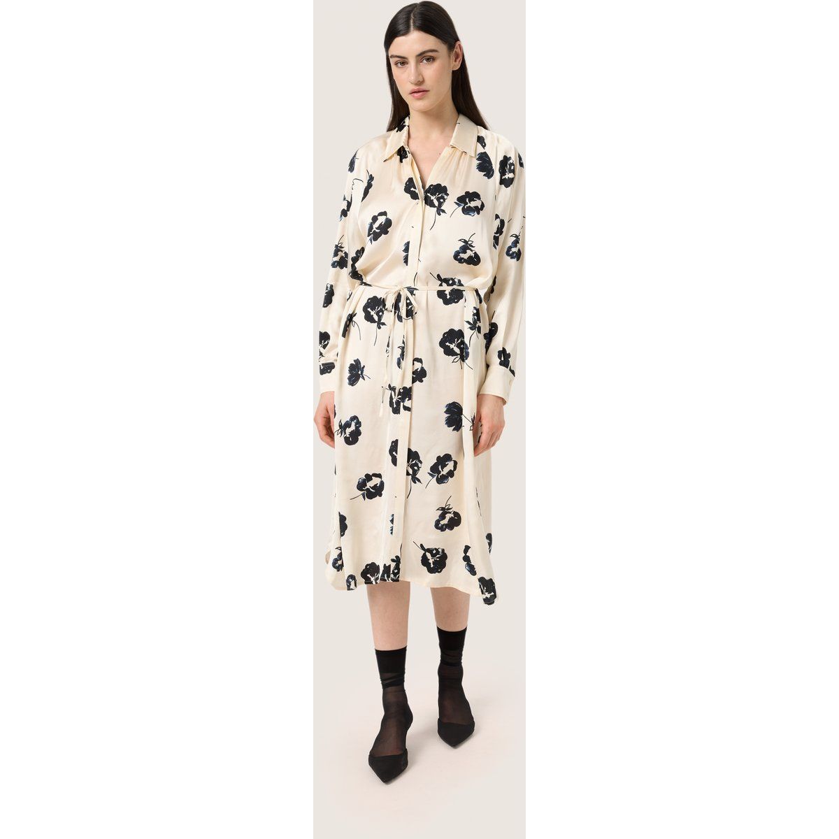 Geblümtes, lockeres Midi-Hemdkleid