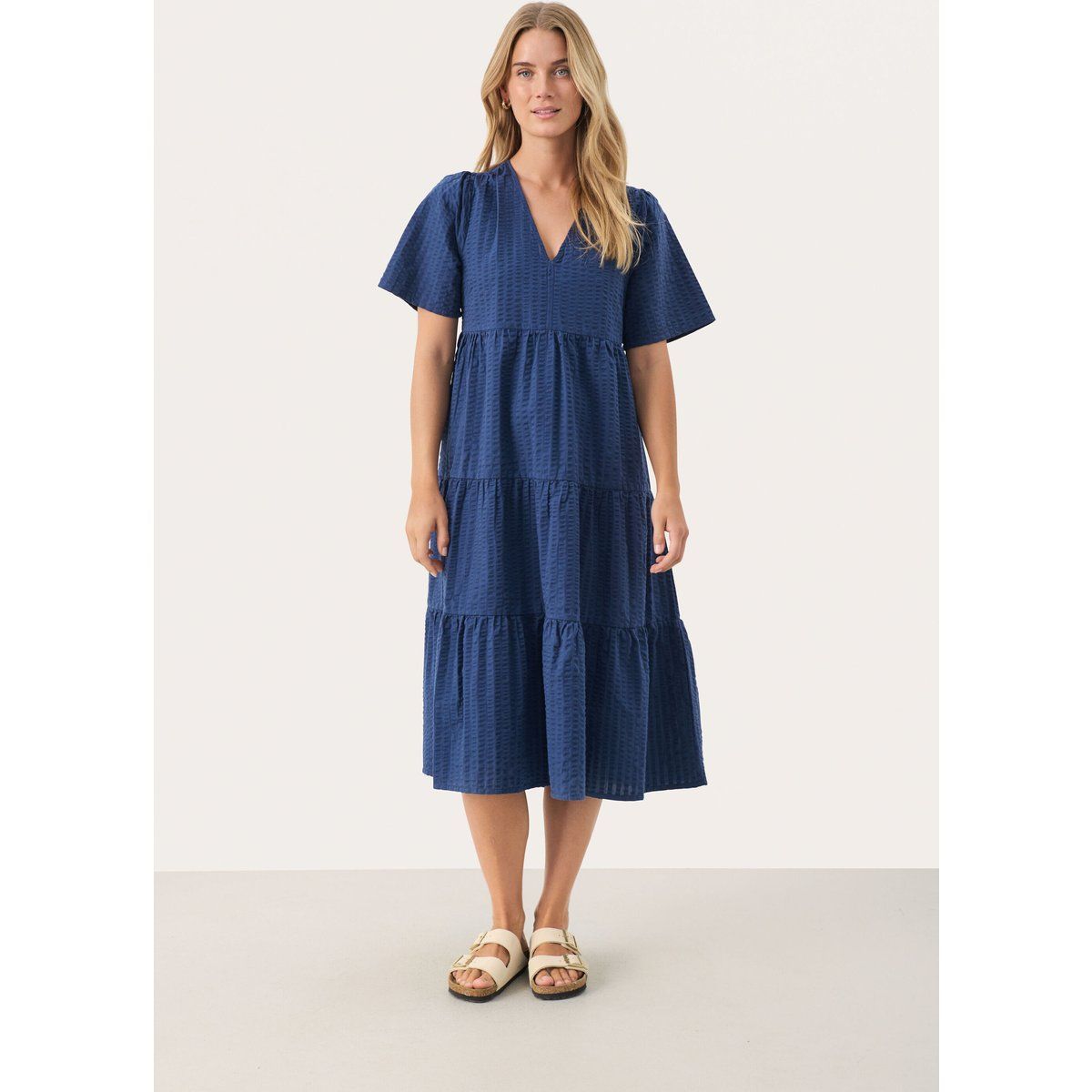 Gestuftes Midikleid mit Flatterärmeln