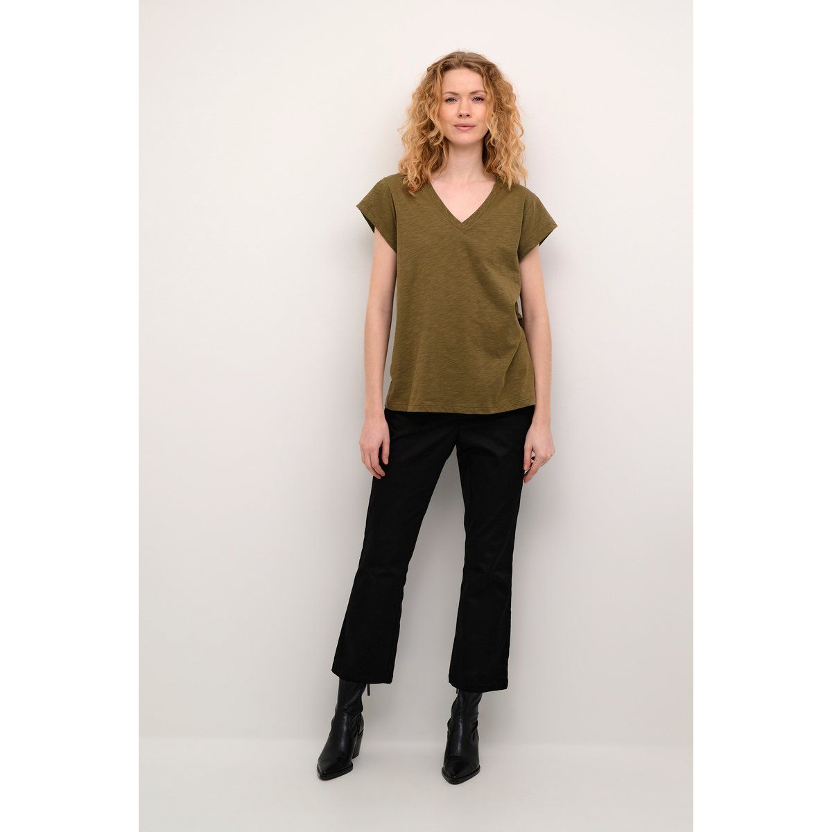T-Shirt mit V-Ausschnitt und lockerer Passform