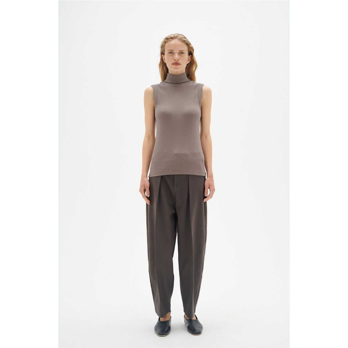 Ärmelloses Rollkragentop in Grau-Taupe