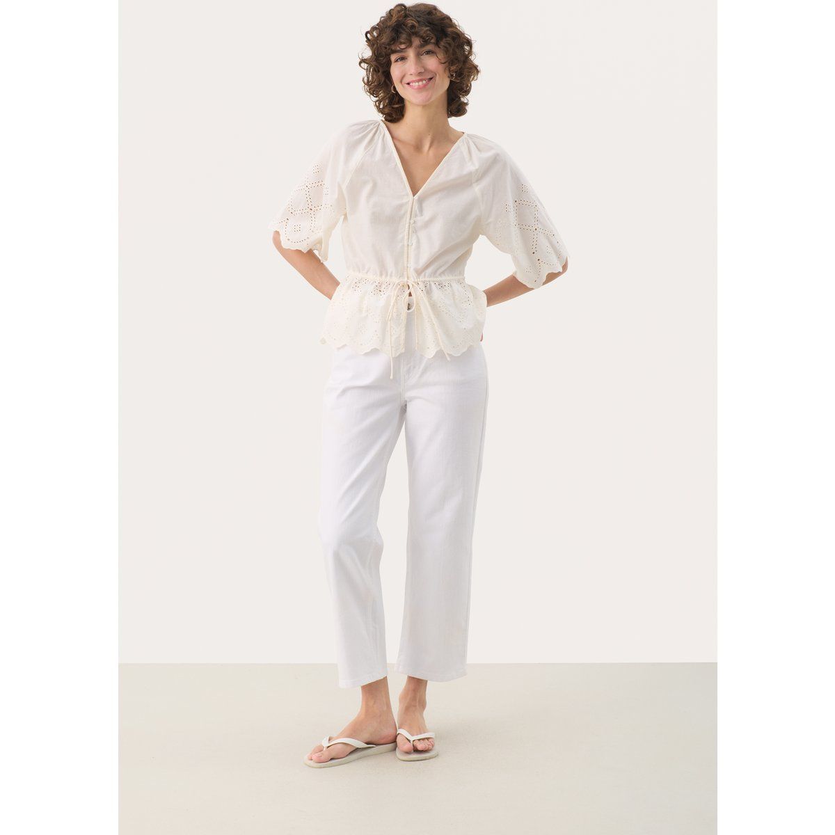 Baumwollbluse mit Lochstickerei und Bindeband