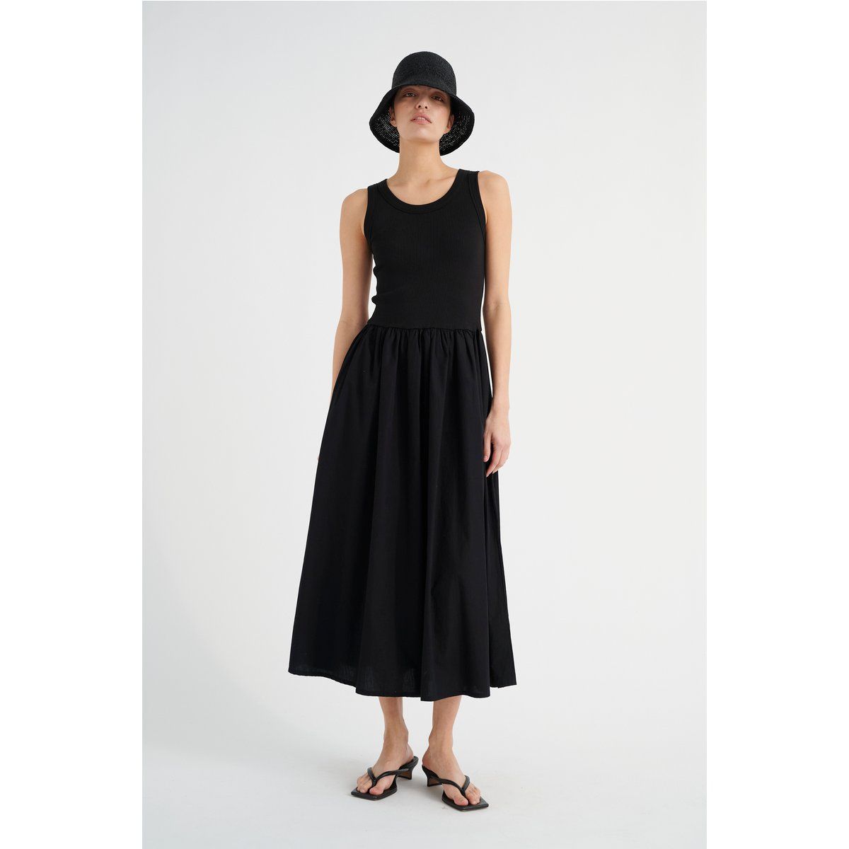 Ärmelloses, hochtailliertes Midikleid