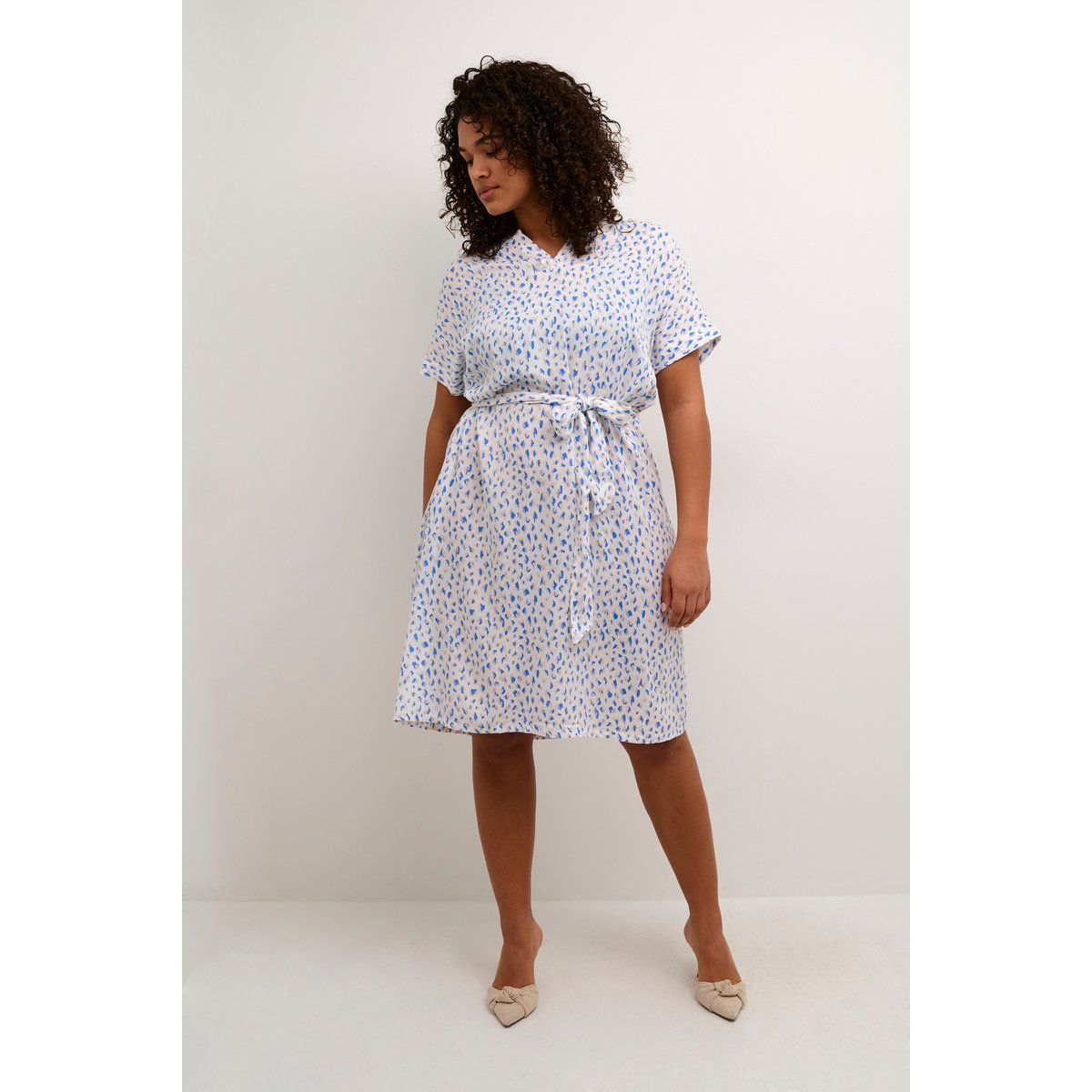 Blaues Kleid mit grafischem Print und Bindegürtel