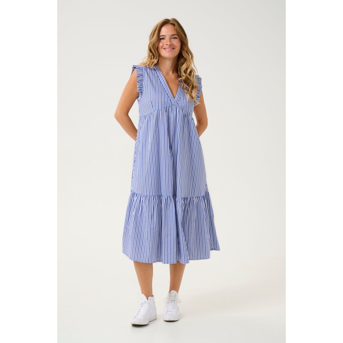 Gestreiftes, gestuftes Midi-Sommerkleid mit Rüschen