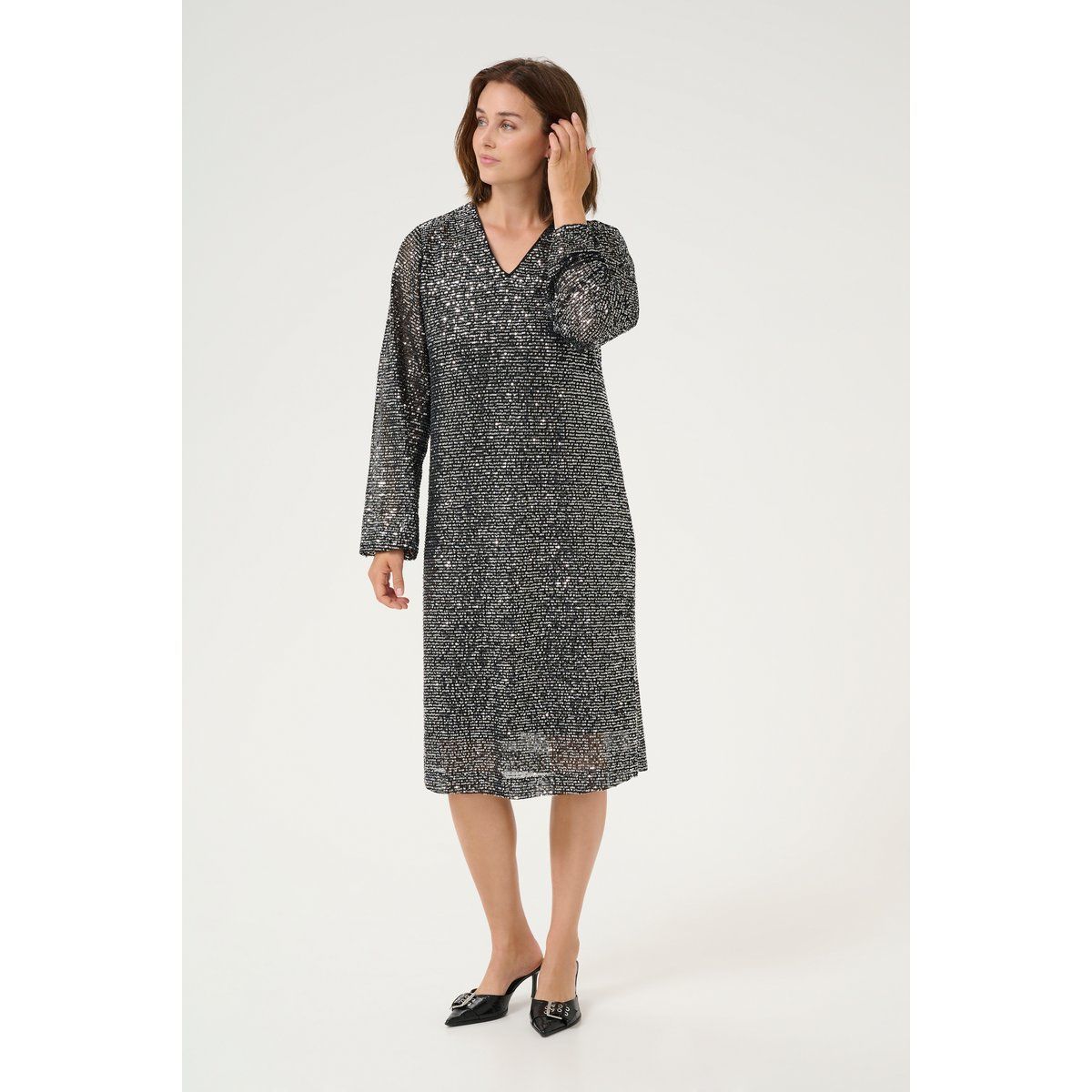 Silbernes Paillettenkleid mit langen Ärmeln