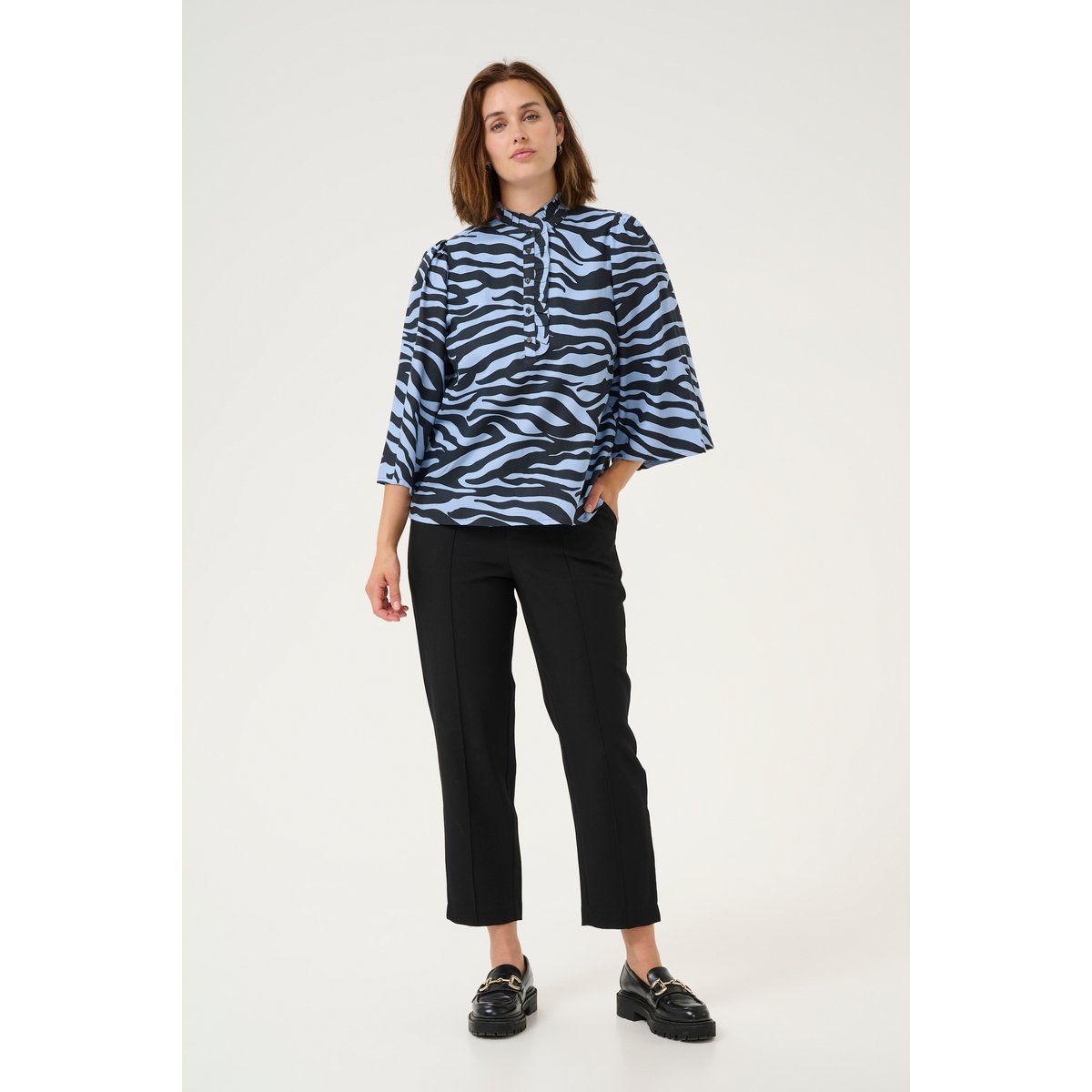 Blau-schwarze Bluse mit Zebra-Print