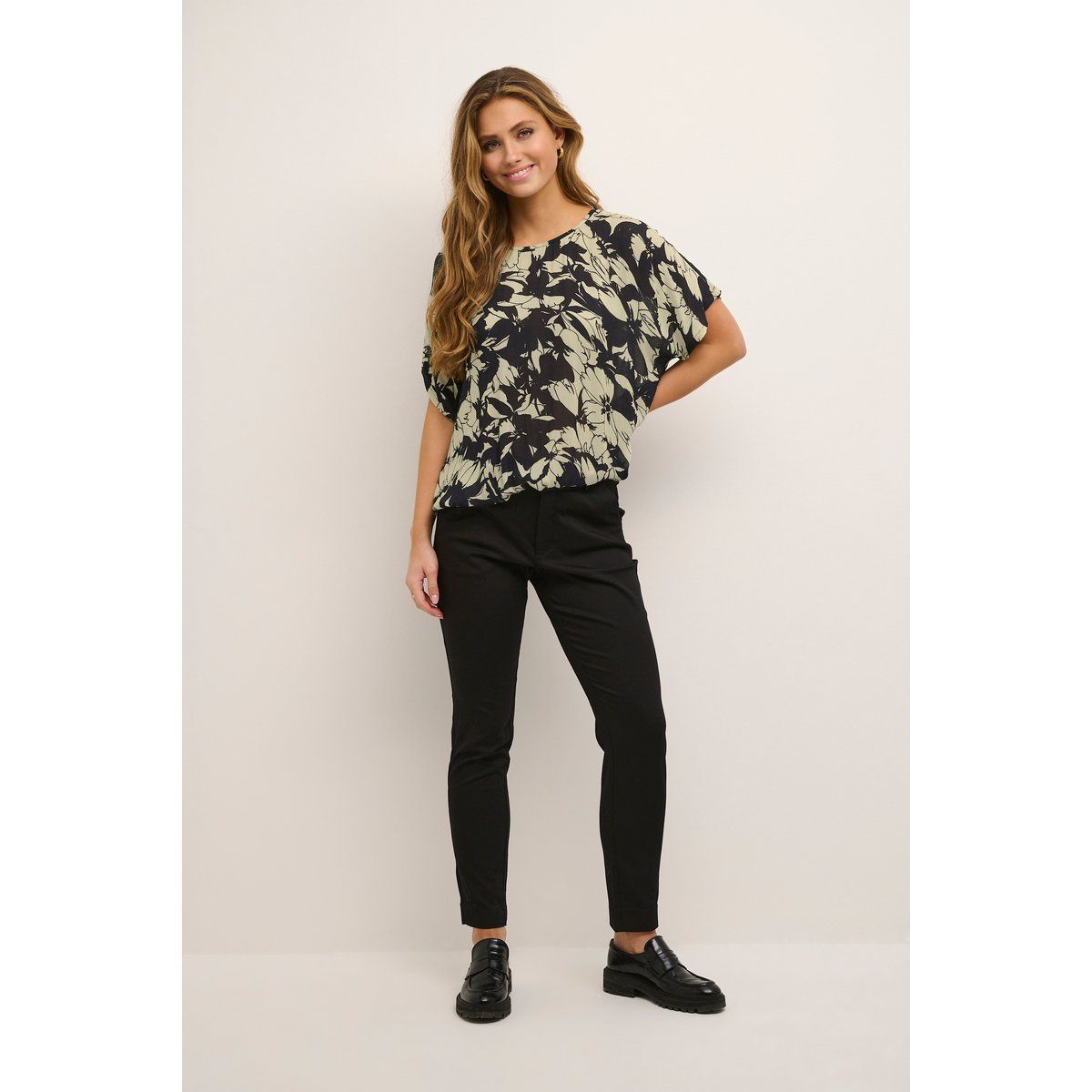 Kurzarm-Bluse Relaxed fit Sand/Black Flower floral