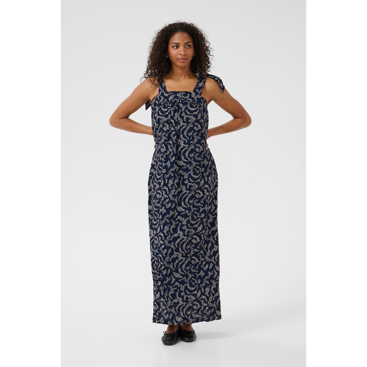 Marineblaues Maxikleid mit Blumendruck