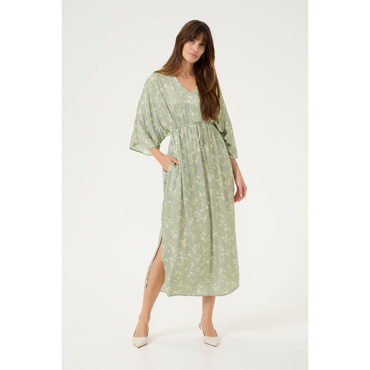 Geblümtes, fließendes Midikleid