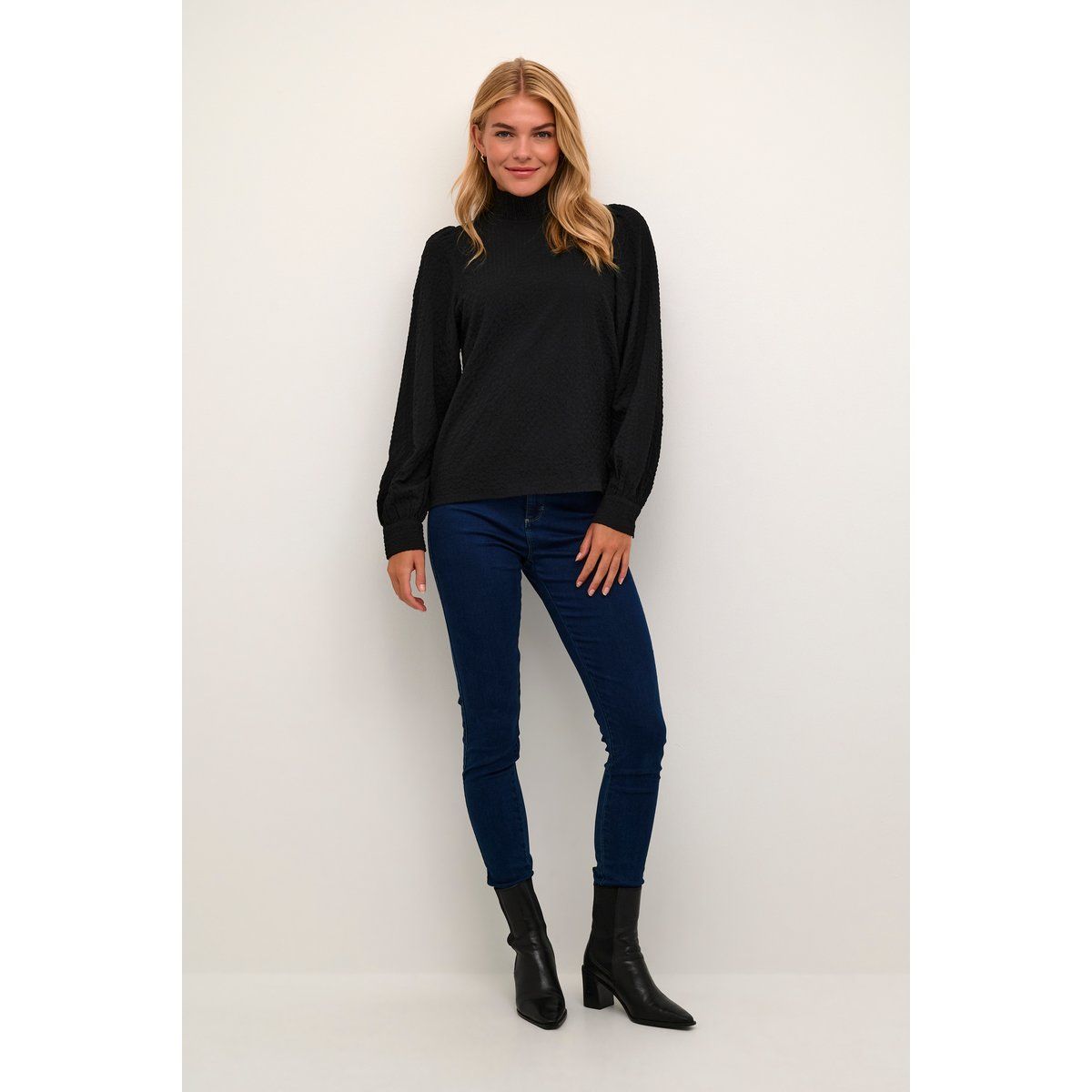 Strukturierte schwarze Bluse mit Stehkragen