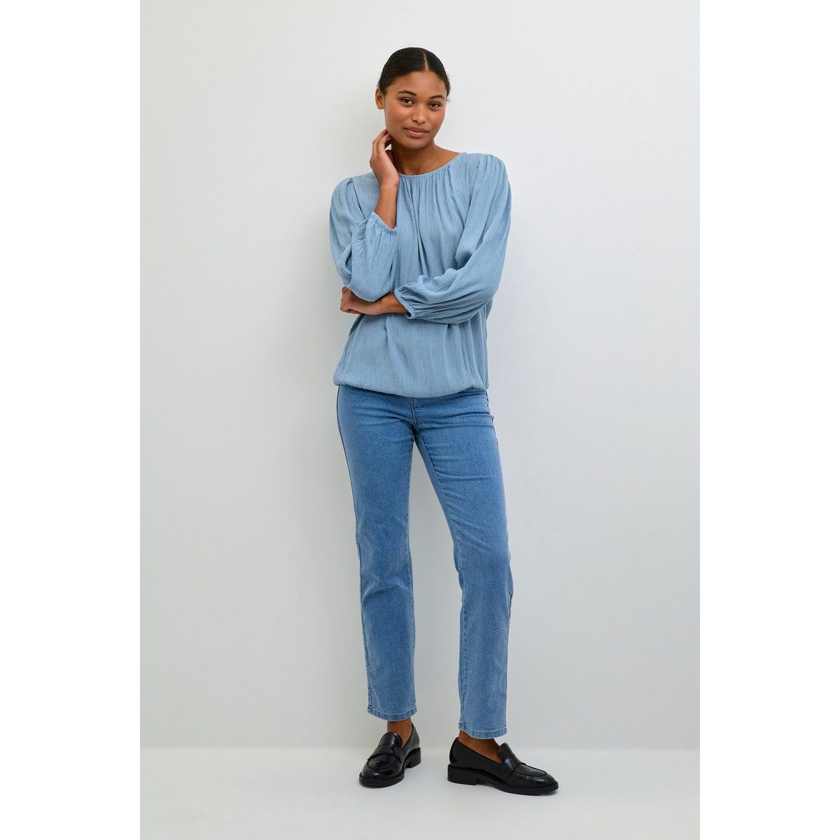 Hellblaue Bluse mit Blousonärmeln