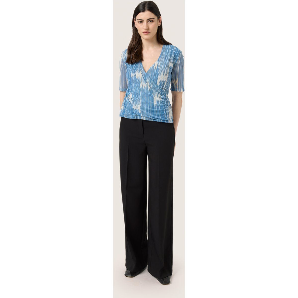 Blaue Bluse mit Wickeloptik