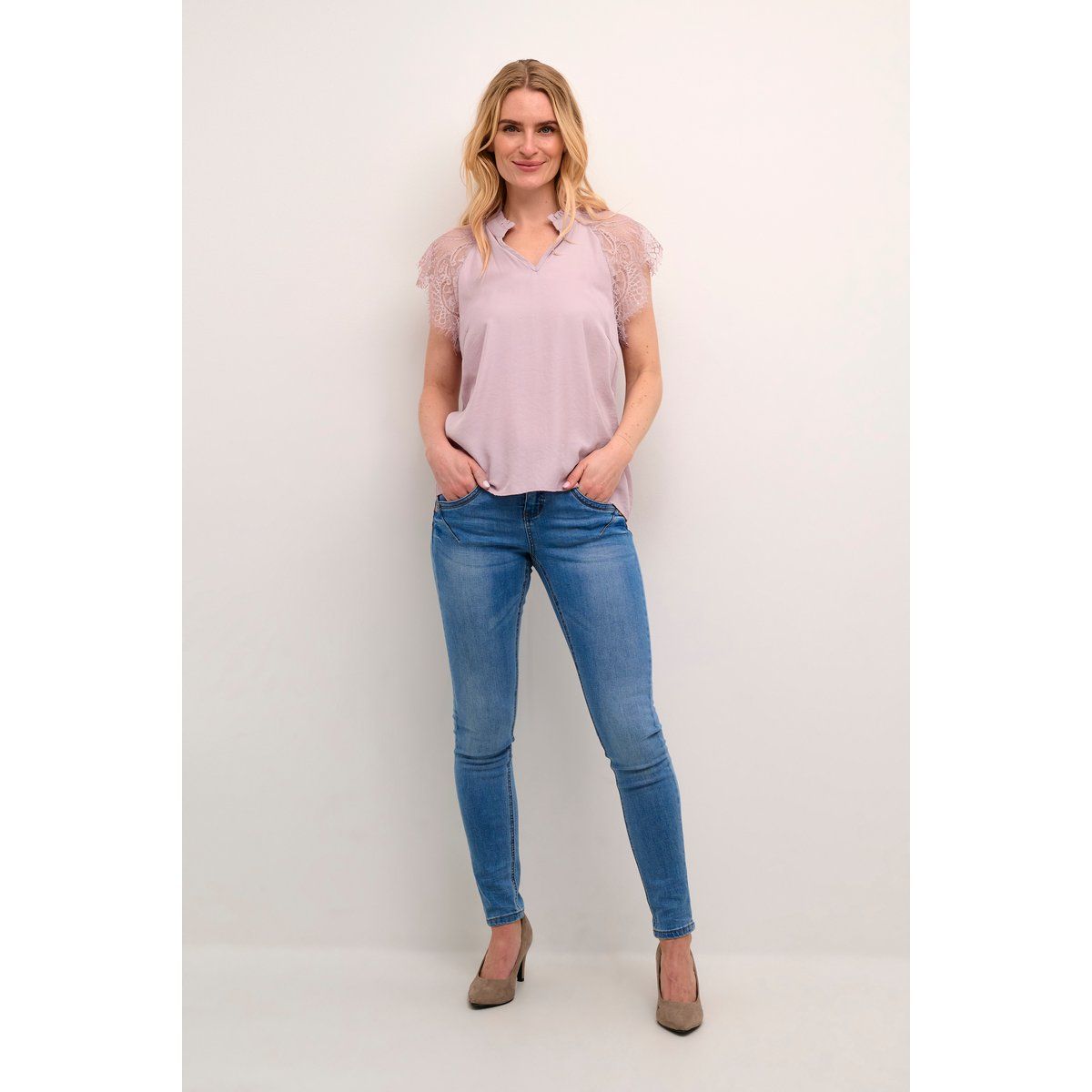 Kurzärmelige Bluse mit Spitzendetail