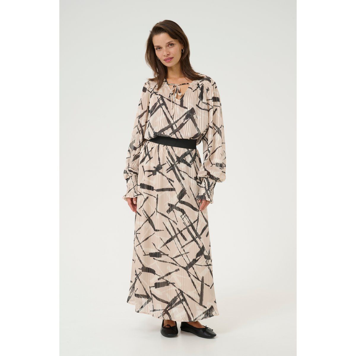 Maxikleid mit abstraktem Druck und langen Ärmeln