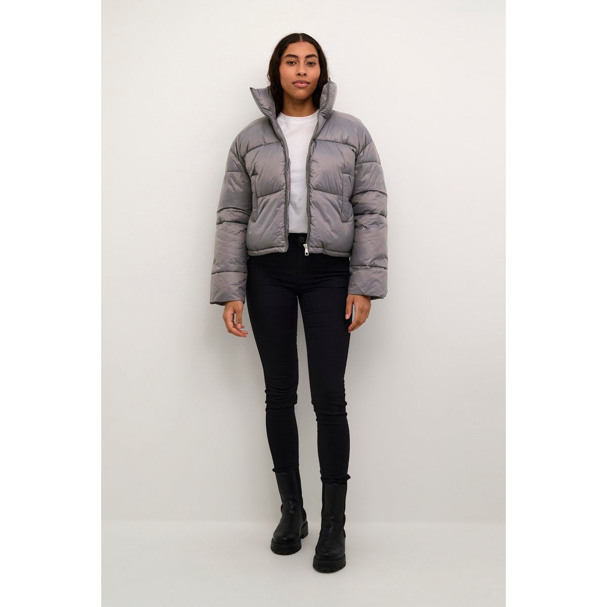 Kurze Pufferjacke mit hohem Kragen